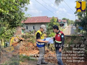 Kawal Proyek Prioritas, Kabid Bina Marga PUPR Bengkulu Monitoring Jembatan Dekat Kantor Lurah Betungan.